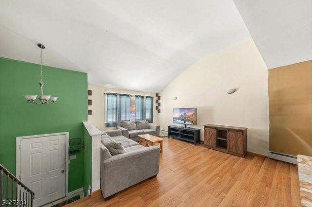 31 Meadow Ln, Vernon Twp., NJ 07462