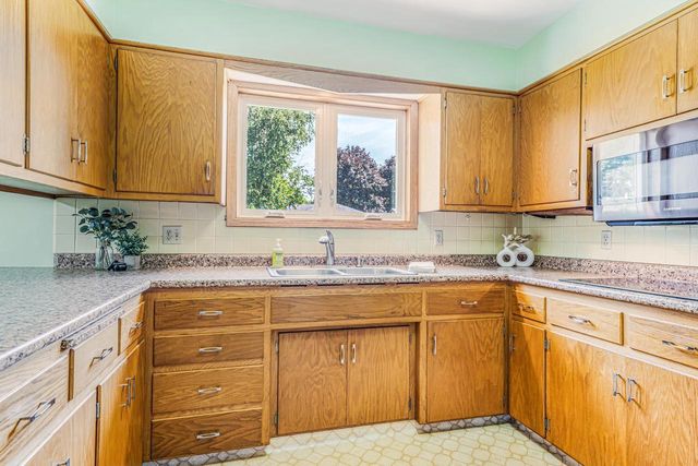 3332 W 1ST AVENUE, Appleton, WI 54914