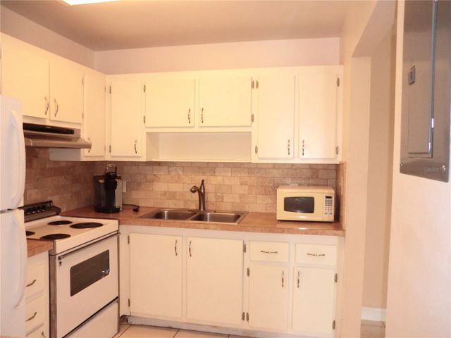 201 KINGS BOULEVARD 15, Sun City Center, FL 33573