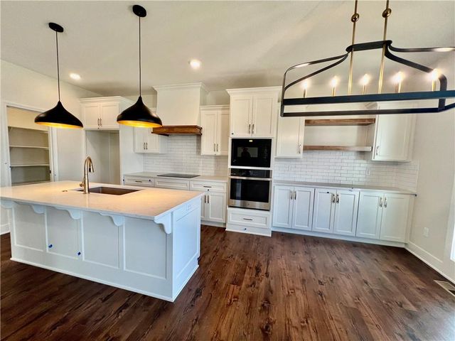 2144 Deerfield Terrace, Liberty, MO 64068