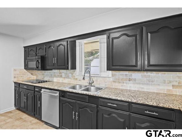 1812 Montrose Dr, Tyler, TX 75701