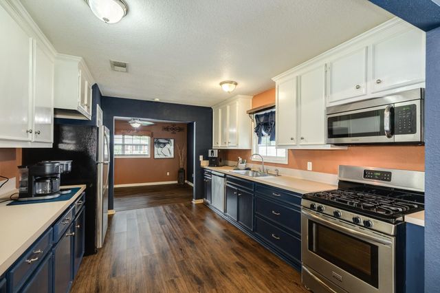 331 Redwood Street, Lake Jackson, TX 77566