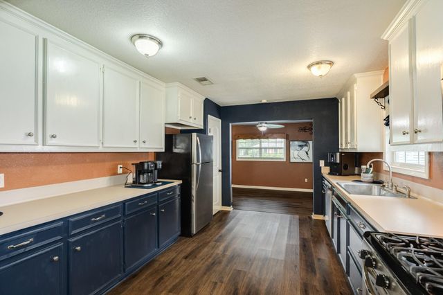 331 Redwood Street, Lake Jackson, TX 77566