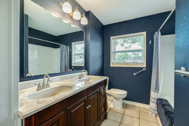 331 Redwood Street, Lake Jackson, TX 77566