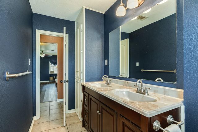 331 Redwood Street, Lake Jackson, TX 77566