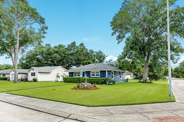 331 Redwood Street, Lake Jackson, TX 77566