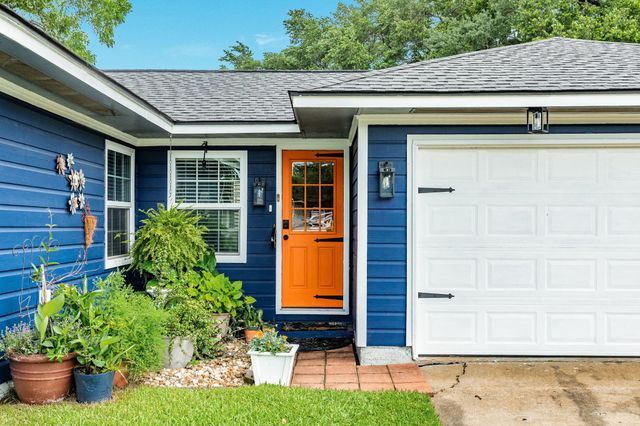 331 Redwood Street, Lake Jackson, TX 77566