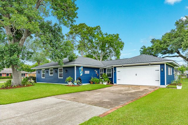 331 Redwood Street, Lake Jackson, TX 77566
