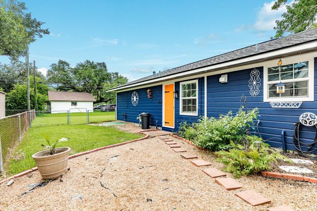 331 Redwood Street, Lake Jackson, TX 77566