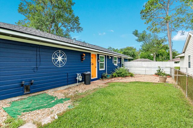 331 Redwood Street, Lake Jackson, TX 77566