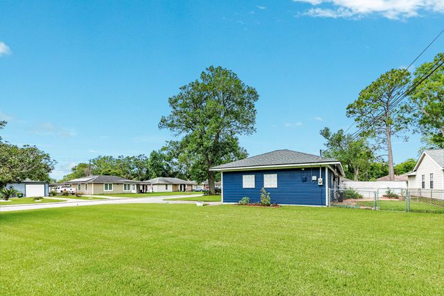 331 Redwood Street, Lake Jackson, TX 77566