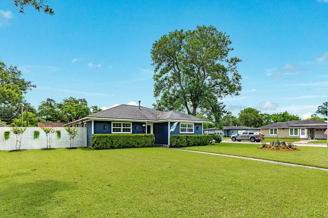 331 Redwood Street, Lake Jackson, TX 77566