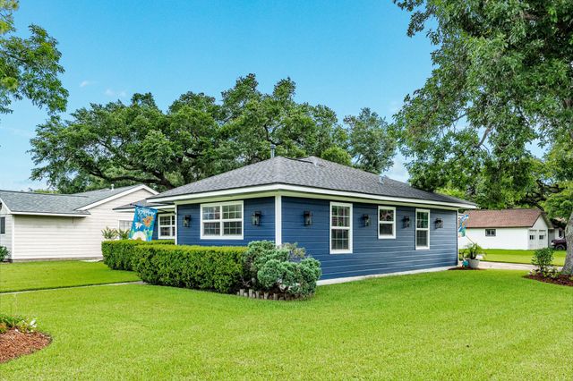 331 Redwood Street, Lake Jackson, TX 77566