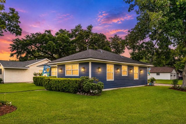 331 Redwood Street, Lake Jackson, TX 77566
