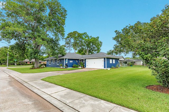 331 Redwood Street, Lake Jackson, TX 77566