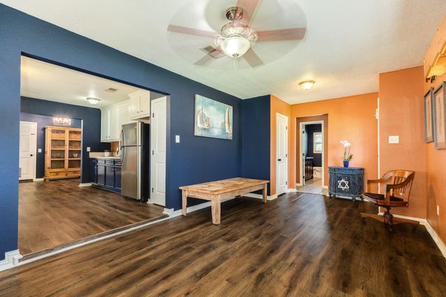 331 Redwood Street, Lake Jackson, TX 77566