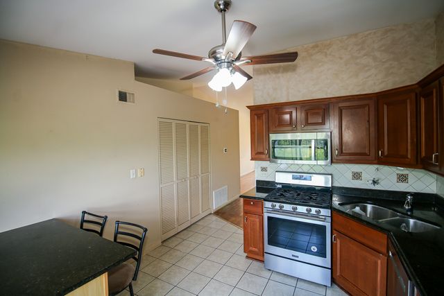 1429 Berta Drive 2W, Crest Hill, IL 60403