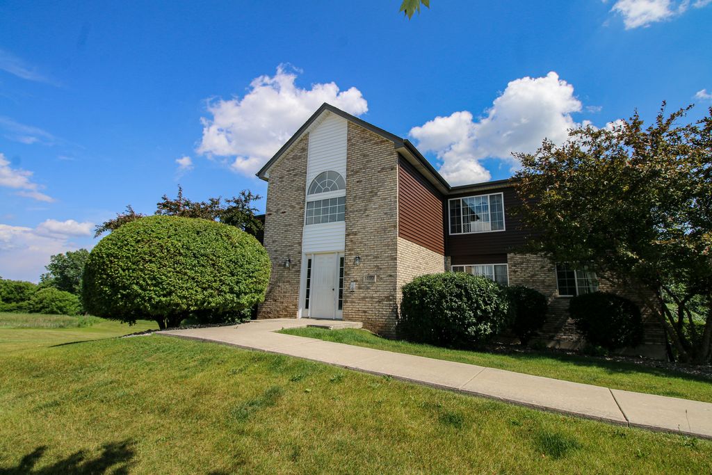 1429 Berta Drive 2W, Crest Hill, IL 60403