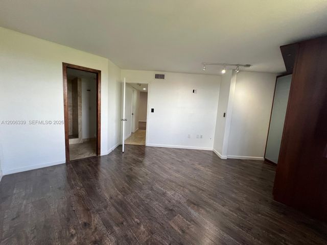 9715 Fontainebleau Blvd E308, Miami, FL 33172