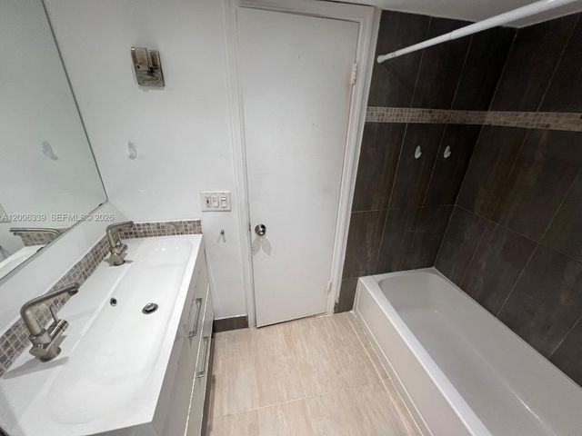 9715 Fontainebleau Blvd E308, Miami, FL 33172