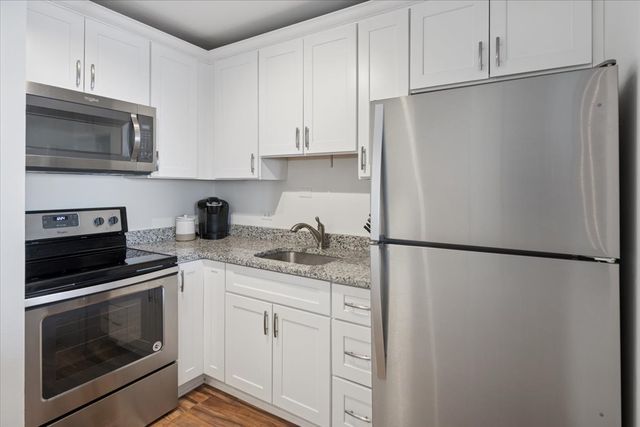 1355 N Sandburg Terrace 2103, Chicago, IL 60610