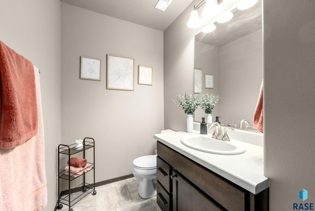 2400 Meadowside Pl Place, Sioux Falls, SD 57108