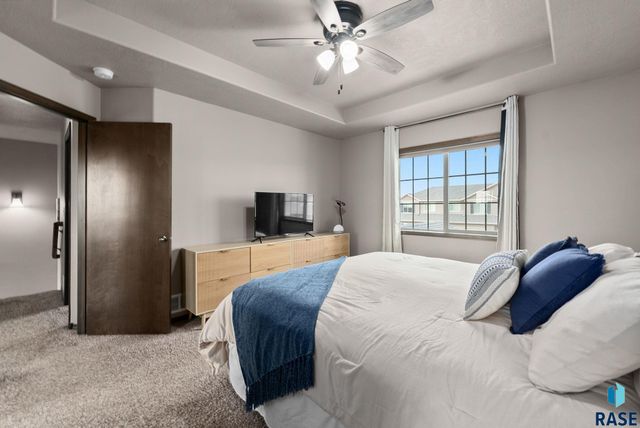 2400 Meadowside Pl Place, Sioux Falls, SD 57108