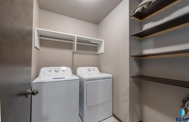 2400 Meadowside Pl Place, Sioux Falls, SD 57108