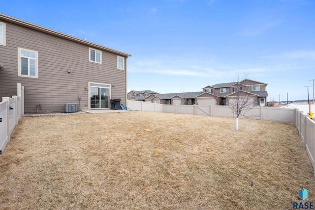 2400 Meadowside Pl Place, Sioux Falls, SD 57108