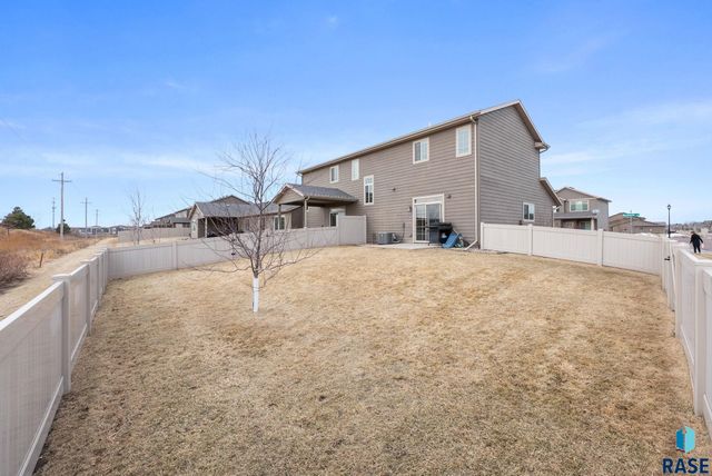 2400 Meadowside Pl Place, Sioux Falls, SD 57108