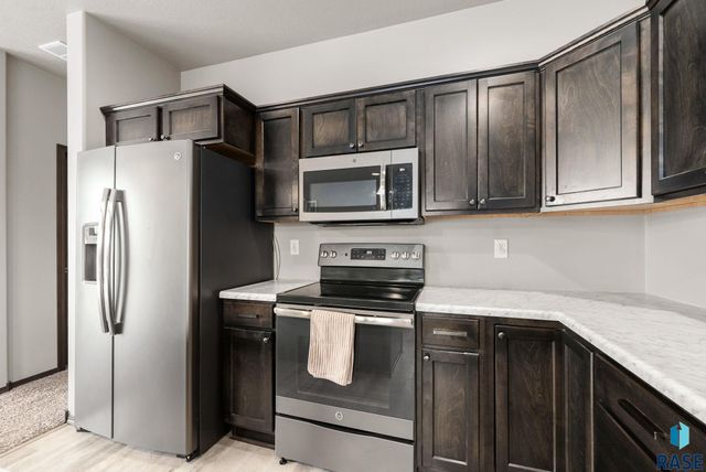 2400 Meadowside Pl Place, Sioux Falls, SD 57108