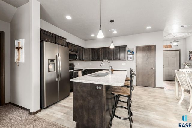 2400 Meadowside Pl Place, Sioux Falls, SD 57108