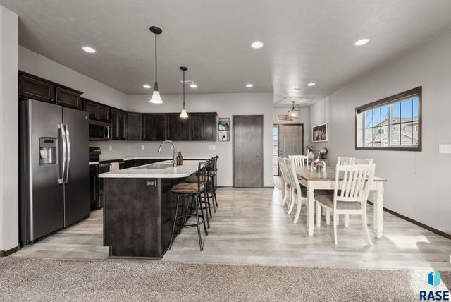 2400 Meadowside Pl Place, Sioux Falls, SD 57108