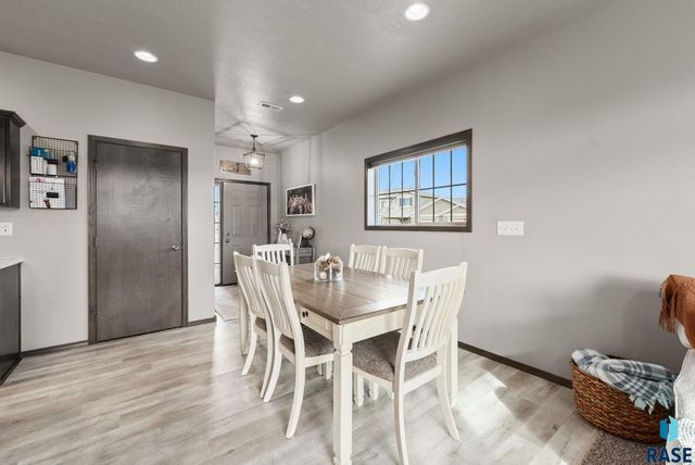 2400 Meadowside Pl Place, Sioux Falls, SD 57108