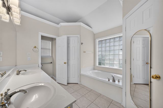 202 Northcreek Drive, Chandler, TX 75758