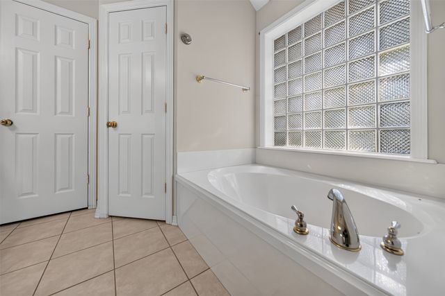 202 Northcreek Drive, Chandler, TX 75758