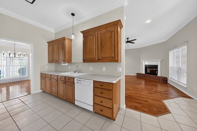 202 Northcreek Drive, Chandler, TX 75758