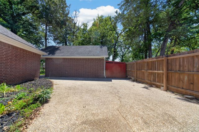 202 Northcreek Drive, Chandler, TX 75758