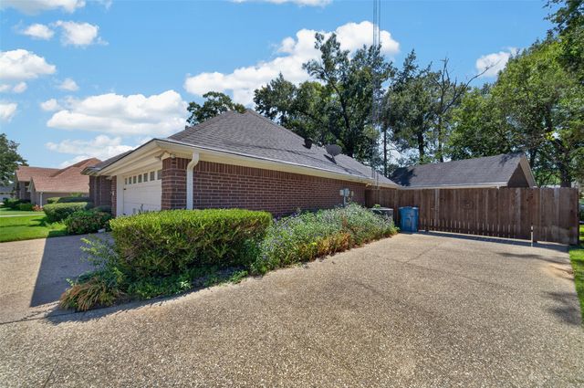 202 Northcreek Drive, Chandler, TX 75758