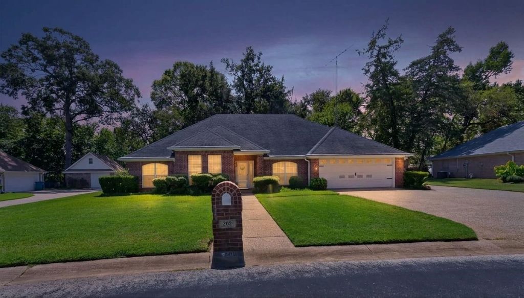 202 Northcreek Drive, Chandler, TX 75758