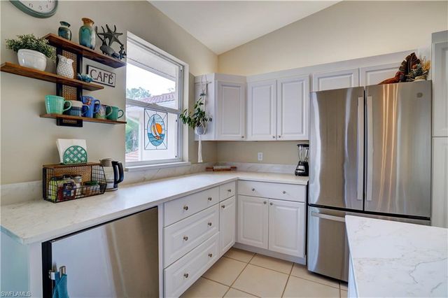 509 Robin Hood CIR 202, Naples, FL 34104