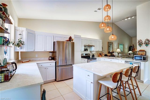 509 Robin Hood CIR 202, Naples, FL 34104