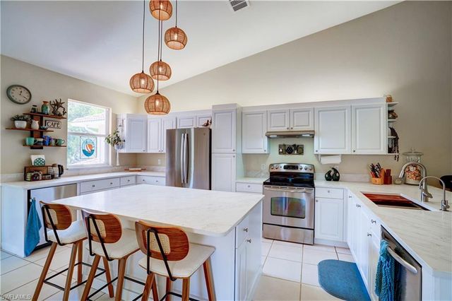 509 Robin Hood CIR 202, Naples, FL 34104