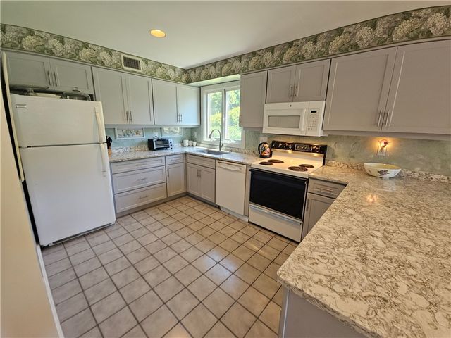 15 Hammersmith Road 33, Newport, RI 02840