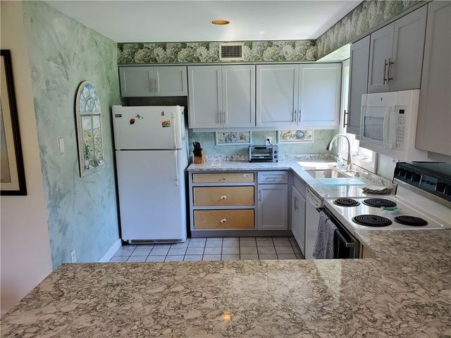 15 Hammersmith Road 33, Newport, RI 02840