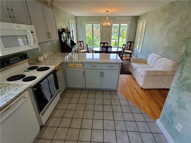 15 Hammersmith Road 33, Newport, RI 02840