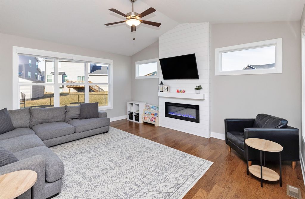 503 SE Alba Place, West Des Moines, IA 50265