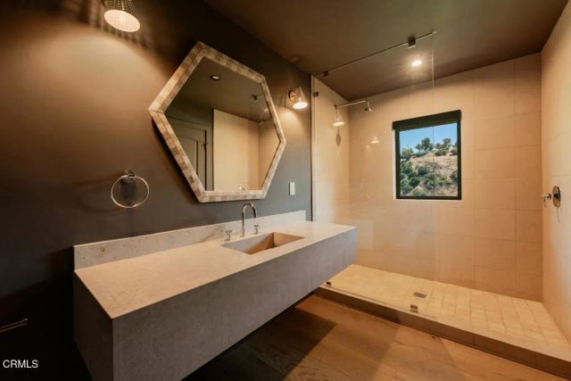 3250 Coldwater Canyon Avenue, Los Angeles, CA 91604