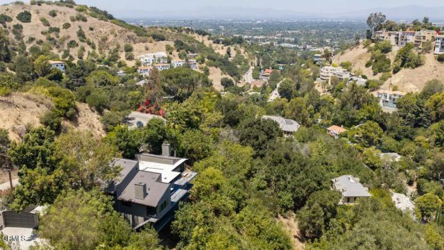 3250 Coldwater Canyon Avenue, Los Angeles, CA 91604