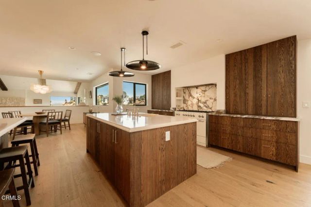 3250 Coldwater Canyon Avenue, Los Angeles, CA 91604